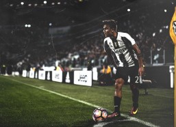 中国体彩：年轻貌美，凯拉特18岁门将的母亲被球迷误认为是他的姐姐