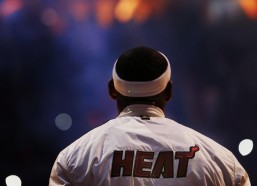 中国体彩网官方首页：历史性轰鸣！佛得角队首度闯入世界杯，国家体育场化作狂欢海洋