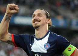 中国体彩_沧州雄狮主场强势出击，奥斯卡张祥硕建功助球队完胜十人武汉